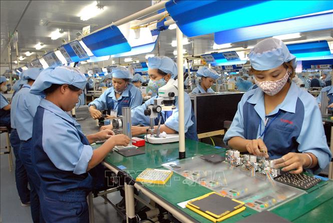 Công nhân sản xuất linh kiện điện tử tại Công ty TNHH điện tử Canon (Khu công nghiệp Phố nối A, huyện Văn Lâm, Hưng Yên). Ảnh: Phạm Kiên/TTXVN