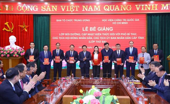 GS,TS Nguyễn Xuân Thắng trao Chứng nhận tốt nghiệp cho các học viên. Ảnh: Văn Điệp/TTXVN