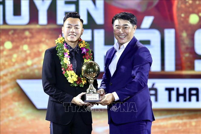 Giám đốc kỹ thuật, kiêm Giám đốc đào tạo trẻ CLB bóng đá Kon Tum Trần Minh Chiến trao danh hiệu nam cầu thủ trẻ xuất sắc nhất cho tiền vệ Nguyễn Thái Sơn (CLB Đông Á Thanh Hóa). 