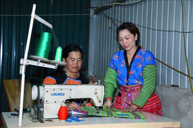 Phụ nữ dân tộc Mông giảm nghèo từ trang phục truyền thống