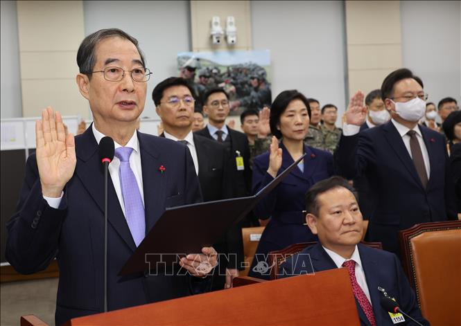 Thủ tướng Hàn Quốc Han Duck Soo (trái) tại phiên điều trần thứ nhất cho phiên tòa luận tội Tổng thống Yoon Suk Yeol, ở Seoul, ngày 22/1/2025. Ảnh: Yonhap/TTXVN