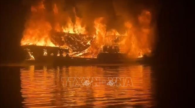 Cháy tàu du lịch trên vịnh Hạ Long Cháy tàu du lịch trên vịnh Hạ Long