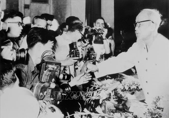 Báo chí cách mạng Việt Nam luôn gắn liền với từng bước chuyển mình của dân tộc Chú thích ảnh