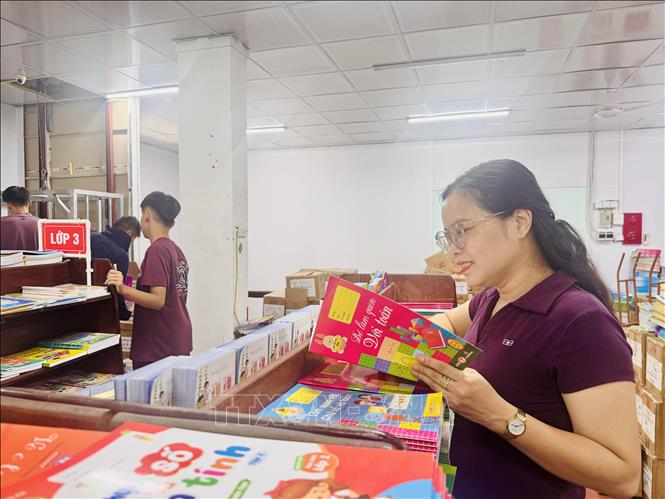 Nhộn nhịp thị trường sách giáo khoa trước thềm năm học mới Chú thích ảnh