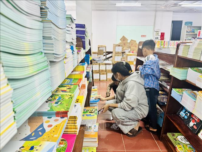 Nhộn nhịp thị trường sách giáo khoa trước thềm năm học mới Chú thích ảnh