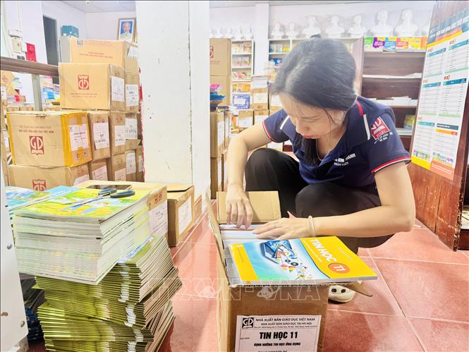 Nhộn nhịp thị trường sách giáo khoa trước thềm năm học mới Chú thích ảnh