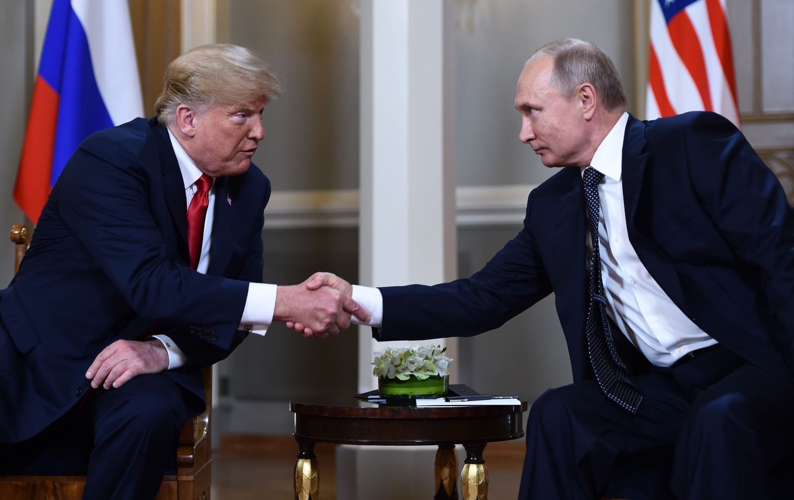 Tổng thống Mỹ Donald Trump (trái) và người đồng cấp Nga Vladimir Putin tại cuộc gặp ở Helsinki, Phần Lan ngày 16/7/2018. Ảnh: AFP/TTXVN