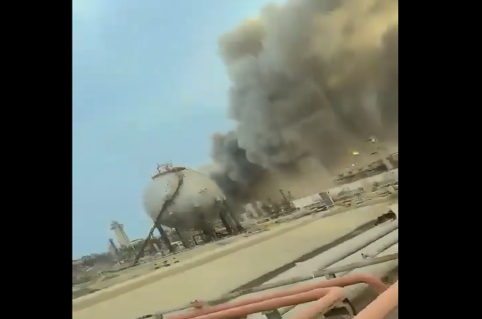 Trung tâm lọc dầu chủ chốt ở Saudi Arabia bùng cháy sau khi bị UAV Iran tấn công 