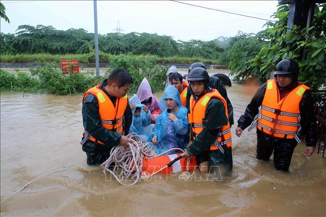 Những hình ảnh khiến bạn chẳng cầm được nước mắt trong trận mưa lũ lịch sử  ở miền Trung  Kiểm Sát Online