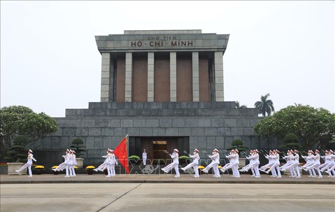 Hãy chiêm ngưỡng Lăng Chủ tịch - di sản văn hóa lịch sử của đất nước, với kiến trúc độc đáo và ý nghĩa thiêng liêng. Đó là một thắng cảnh đẹp và cũng là nơi để ta tưởng nhớ đến các nhà lãnh đạo vĩ đại trong lịch sử Việt Nam.