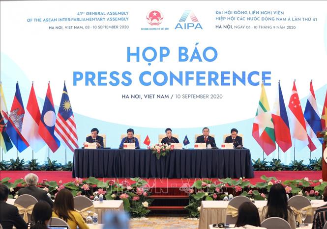 AIPA 42 là một sự kiện quan trọng đối với các nước thành viên ASEAN, khi tất cả các quốc gia đang sẵn sàng cùng hợp tác và thúc đẩy mối quan hệ giữa các quốc gia. AIPA 42 là cơ hội để các quốc gia giới thiệu những ý tưởng mới trong hội nghị và cùng tìm kiếm các giải pháp cho các vấn đề quan trọng của khu vực. Cùng xem hình ảnh về AIPA 42 để cập nhật những hoạt động quan trọng của sự kiện này.