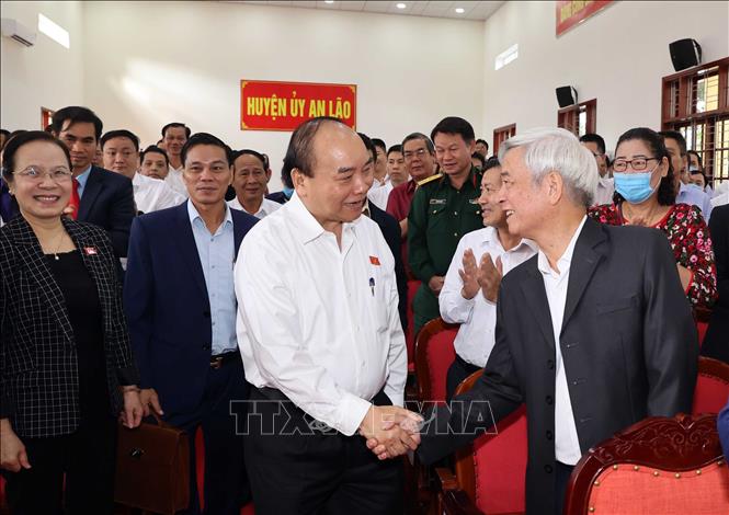 ​​​​Thủ tướng Nguyễn Xuân Phúc tiếp xúc cử tri tại huyện An Lão. Ảnh: Thống Nhất/TTXVN