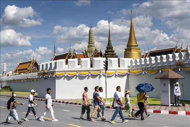 Thái Lan đã chào đón khách thứ 10 triệu vào tháng 08 năm nay - một mốc son đáng tự hào cho ngành du lịch của đất nước này. Hãy cùng khám phá những điểm đến độc đáo và trải nghiệm văn hóa, ẩm thực và khung cảnh tuyệt vời của Thái Lan.