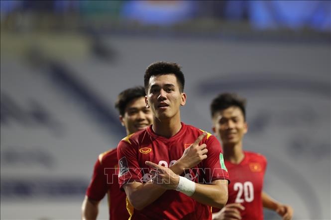 Bạn muốn cùng tận hưởng cảm giác hưng phấn khi đội tuyển Việt Nam giành chiến thắng và đứng trên bục vinh quang? Hãy xem hình ảnh nào!