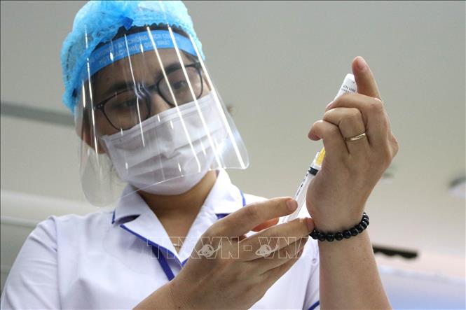 Lực lượng y, bác sỹ Tp. Hồ Chí Minh, Tp. Thủ Đức chuẩn bị vaccine phòng COVID-19 trước khi tiêm tại Công ty TNHH phần mềm FPT, Tp. Hồ Chí Minh. Ảnh minh họa: Thanh Vũ/TTXVN