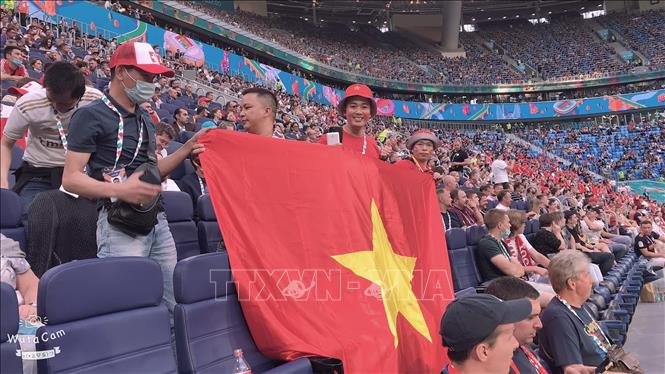 EURO 2020: Ấn tượng cờ đỏ sao vàng trên sân vận động Gazprom Arena ...