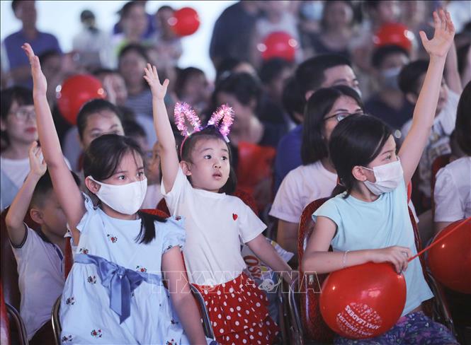 Trẻ em Tết Trung Thu: Cùng theo dõi những khoảnh khắc đáng yêu của các bé trong mùa Trung Thu bên những chiếc đèn lồng lung linh và những chiếc bánh trọc thảo thơm ngon. Giúp chúng ta tái hiện lại một truyền thống đẹp của dân tộc Việt Nam thông qua những hình ảnh ấm áp và tràn đầy tình cảm.