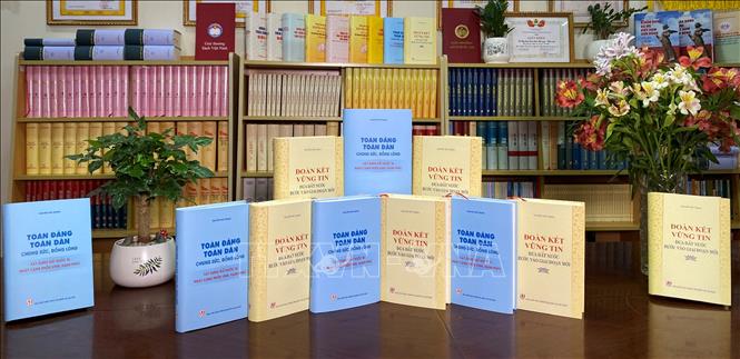 Nhà xuất bản Chính trị quốc gia Sự thật giới thiệu hai cuốn sách của đồng chí Tổng Bí thư Nguyễn Phú Trọng. Ảnh: TTXVN/phát