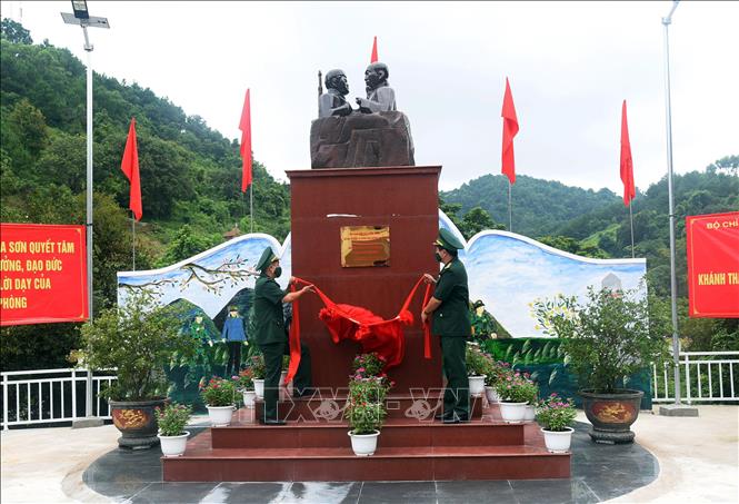 Chỉ huy trưởng Bộ đội Biên phòng Lạng Sơn, Đại tá Ninh Văn Hợp gỡ băng khánh thành Tượng đài “Bác Hồ với chiến sĩ Biên phòng”.