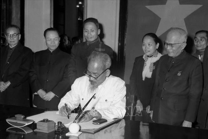 Sáng 1/1/1960, Chủ tịch Hồ Chí Minh đã ký sắc lệnh công bố Hiến pháp mới của nước Việt Nam Dân chủ Cộng hòa. Ảnh: TTXVN