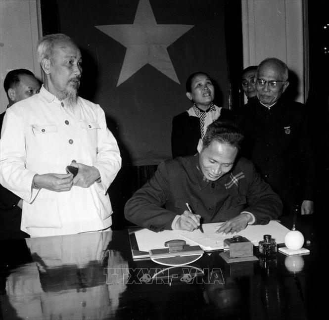 Chủ tịch Hồ Chí Minh chứng kiến Thủ tướng Phạm Văn Đồng ký lệnh công bố Hiến pháp mới của nước Việt Nam Dân chủ Cộng hòa, sáng 1/1/1960. Ảnh: TTXVN
