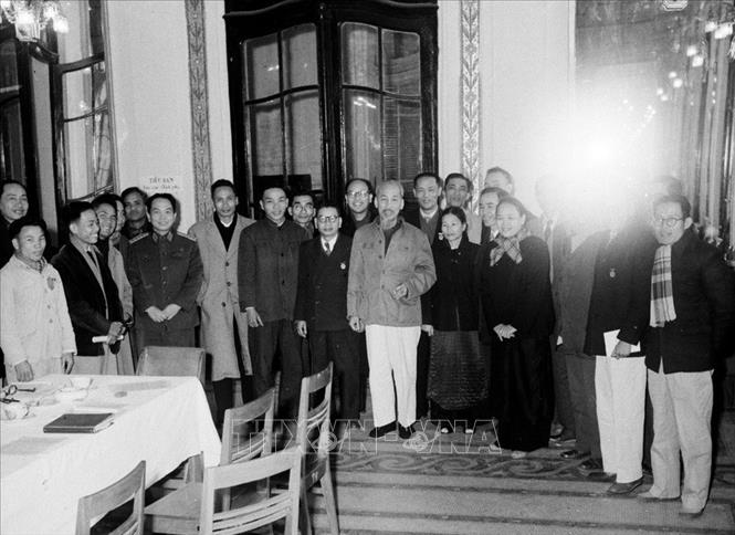 Chủ tịch Hồ Chí Minh với các thành viên tại phiên họp cuối cùng của Ban sửa đổi Hiến pháp để hoàn chỉnh bản dự thảo Hiến pháp mới đưa ra Quốc hội thông qua (25/12/1959). Ảnh: TTXVN