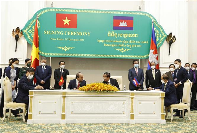 Việt Nam và Campuchia đã kí kết Tuyên bố chung về quan hệ đối tác toàn diện, tiếp tục củng cố mối quan hệ hữu nghị và hợp tác khắp mọi lĩnh vực. Hãy xem hình ảnh để tìm hiểu về những thành tựu và hoạt động hợp tác giữa hai nước.