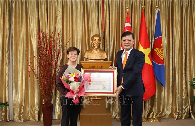 Hãy để chúng tôi giới thiệu với bạn hình ảnh cựu Đại sứ Singapore được trao Huân chương Hữu nghị trong năm