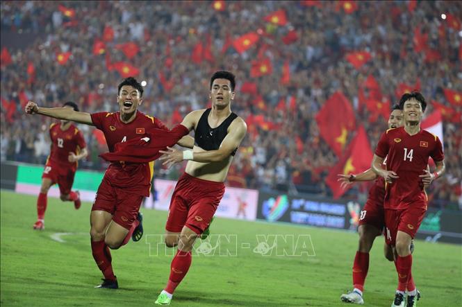 Tiến Linh là tuyển thủ bóng đá hàng đầu của Việt Nam, là người ghi bàn quan trọng giúp cho đội tuyển giành được các chiến thắng đầy kịch tính. Hãy xem hình ảnh liên quan đến từ khóa này để cảm nhận sự tự hào của một dân tộc khi có một ngôi sao thể thao như Tiến Linh.