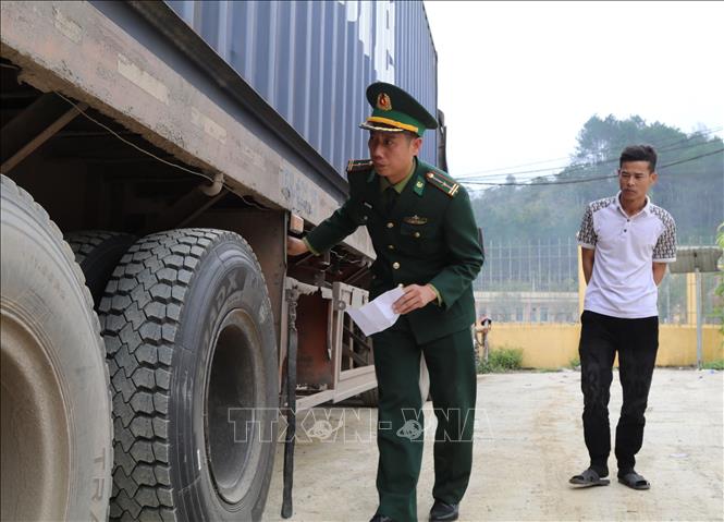 Cán bộ Đồn Biên phòng Na Hình kiểm tra phương tiện xuất nhập khẩu hàng hóa ra vào khu vực cửa khẩu. 