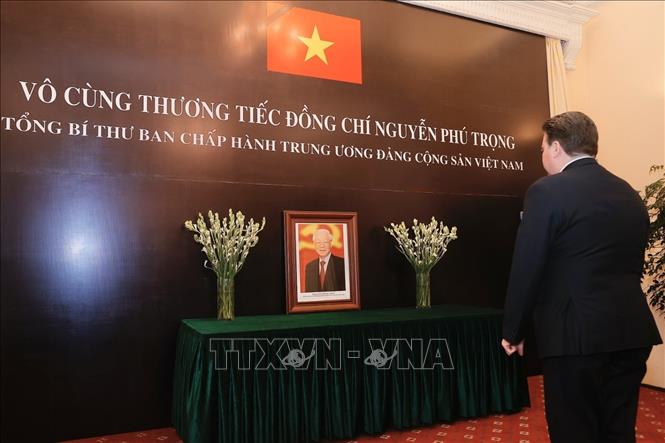 Đại sứ các nước viết sổ tang bày tỏ niềm tiếc thương Tổng Bí thư Nguyễn Phú Trọng