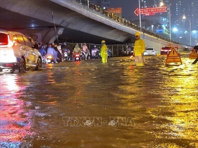 Mưa lớn gây ngập úng cục bộ tại nhiều tuyến phố Hà Nội