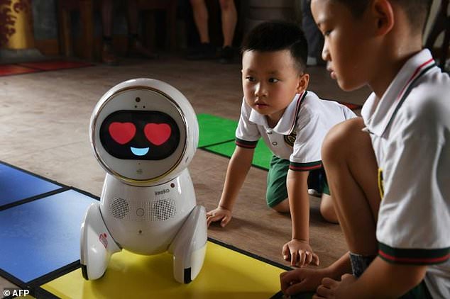Xem hình ảnh giáo viên robot đầy đặn và thông minh hỗ trợ học sinh trong giảng dạy. Các em sẽ rất thích thú và có thể học tập hiệu quả hơn với sự giúp đỡ của những người bạn robot này.