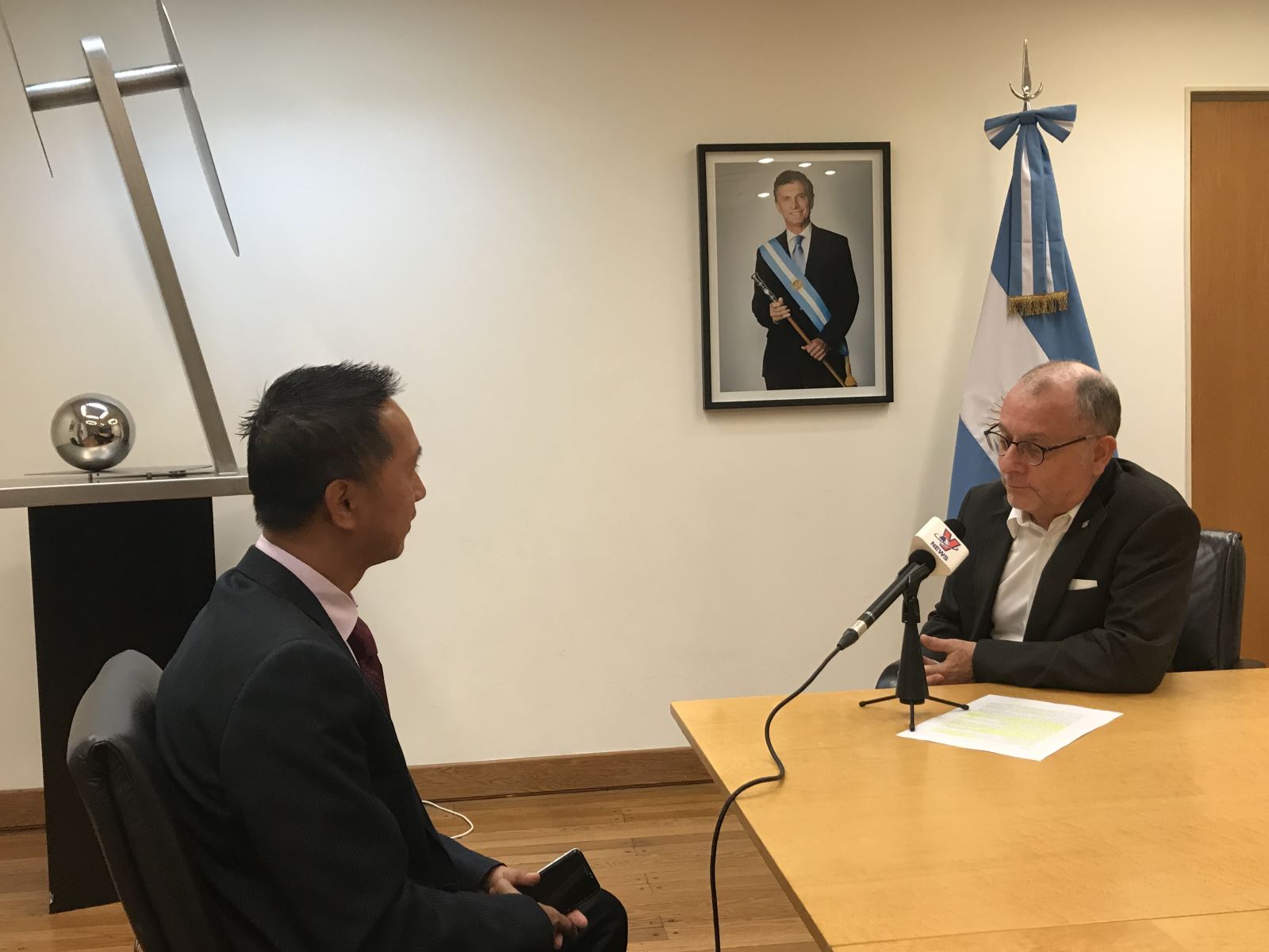 Mối quan hệ giữa Việt Nam và Argentina đang ngày càng được củng cố và phát triển với nhiều hoạt động hợp tác như thương mại, giáo dục và ngoại giao. Hãy tìm hiểu về những chương trình hợp tác giữa hai nước để hiểu rõ hơn về mối quan hệ đầy tiềm năng này.