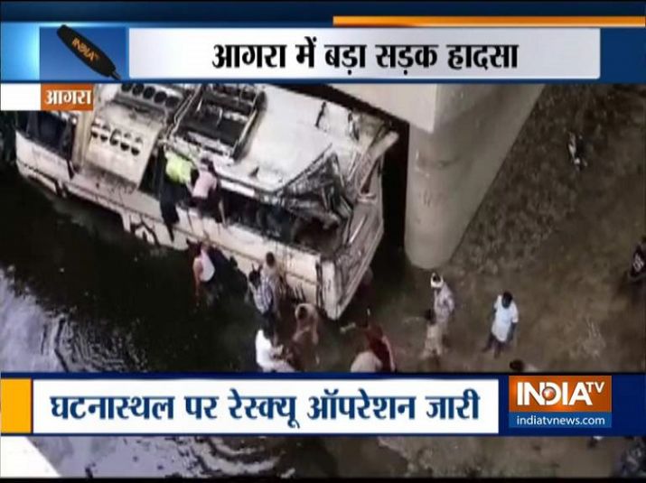 Xe buýt tông vào dải phân cách rồi lao xuống sông, ít nhất 29 người thiệt mạng