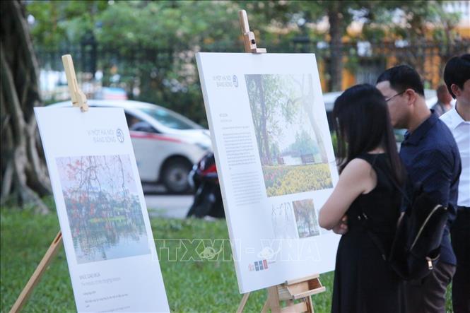 Triển lãm ảnh Hà Nội mang đến cho khán giả một bức tranh toàn cảnh về cuộc sống, con người và văn hóa đặc biệt của thủ đô Việt Nam. Hãy cùng chiêm ngưỡng những tác phẩm nghệ thuật đầy tâm hồn và cảm xúc.