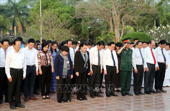  Chủ tịch Quốc hội Nguyễn Thị Kim Ngân dâng hương viếng Nghĩa trang Liệt sĩ tỉnh Bến Tre  - Ảnh 2.