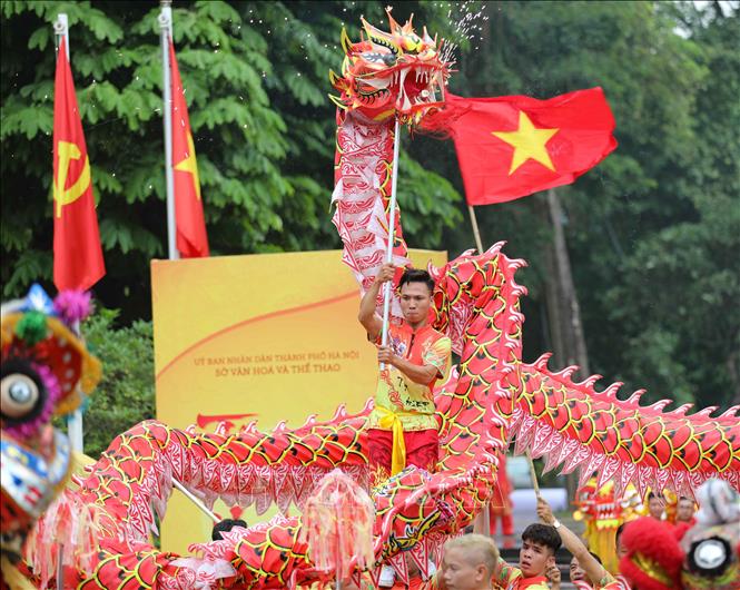 Đến Hồ Hoàn Kiếm tham dự Liên hoan Múa Rồng, bạn sẽ được trải nghiệm những điều tuyệt vời nhất của văn hóa dân tộc Việt Nam. Với bầu không khí lễ hội đầy sôi động, đầy màu sắc, múa rồng cùng những vũ điệu khác sẽ đưa bạn vào một thế giới lãng mạn và kỳ diệu.
