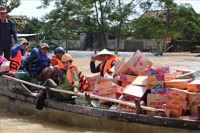 Lùm xùm vụ tranh công làm từ thiện ở miền Trung sau mưa lũ