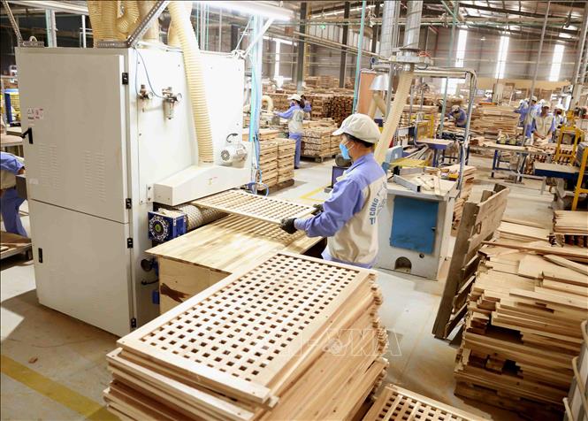 ản xuất đồ gỗ xuất khẩu tại Công ty CP WOODSLAND Tuyên Quang. Ảnh minh họa: TTXVN