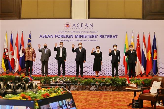Hội nghị hẹp Bộ trưởng Ngoại giao ASEAN khai mạc. Hội nghị hẹp Bộ trưởng Ngoại giao ASEAN đã khai mạc tại Việt Nam, với sự tham gia của các quốc gia trong khối. Với tình hình biến động về an ninh đang xảy ra trên thế giới, hội nghị nhằm đưa ra các giải pháp cụ thể để đảm bảo an ninh, ổn định khu vực và giữ vững sự phát triển của các quốc gia trong ASEAN.