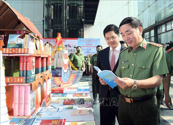 Ho Chi Minh bookcase in People’s Public Security launched