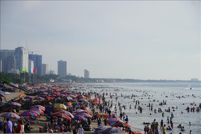 Bà Rịa-Vũng Tàu là một trong những điểm đến du lịch hàng đầu của Việt Nam. Với những bãi biển tuyệt đẹp và không khí trong lành, thành phố này đem đến cho bạn những trải nghiệm du lịch tuyệt vời. Hãy tham gia các hoạt động như đi thuyền, lặn biển, hay thư giãn tại khu nghỉ dưỡng sang trọng để có được những kỷ niệm đáng nhớ trong chuyến du lịch của bạn.
