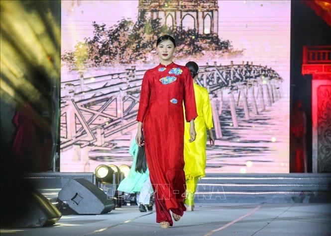 Truyền thống áo dài: Từ văn hóa Đại sứ đến du lịch Đại sứ Hà Nội