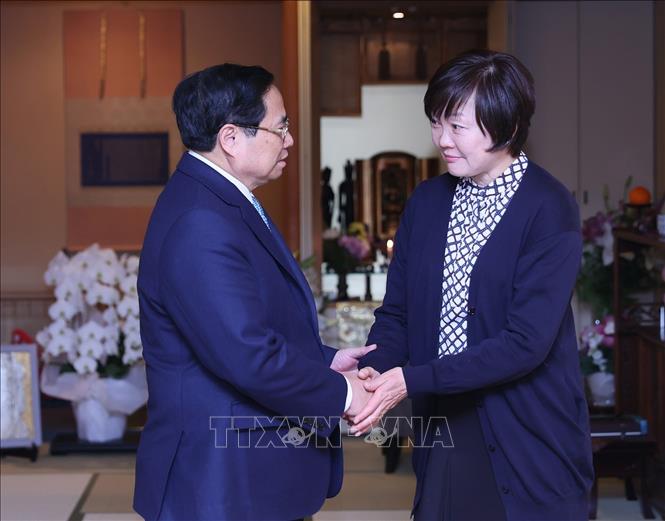 Thủ tướng Phạm Minh Chính thăm hỏi bà Akie Abe, Phu nhân cố Thủ tướng Nhật Bản Abe Shinzo. Ảnh: Dương Giang/TTXVN