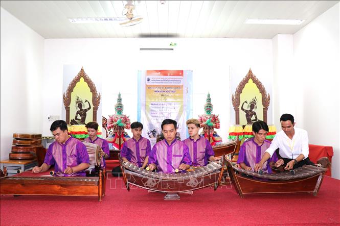 Thach Hoai Thanh (on the right), a lecturer at the School of Southern Khmer Language, Culture, and Arts and Humanities (under Tra Vinh University), is instructing students on traditional Khmer musical instrument performance.