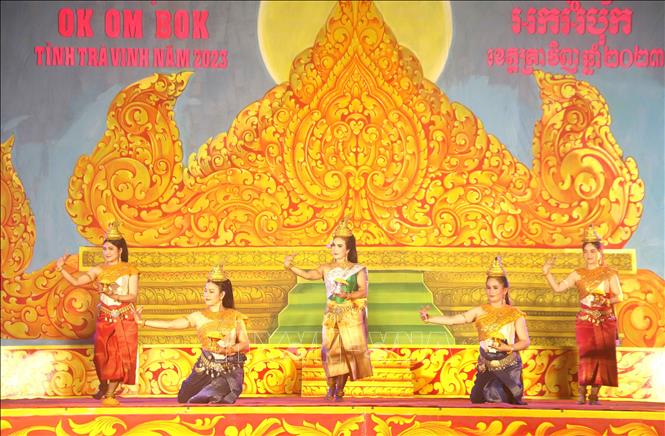 The Khmer Anh Binh Minh Art Troupe performed at 2023's Ok Om Bok festival night.