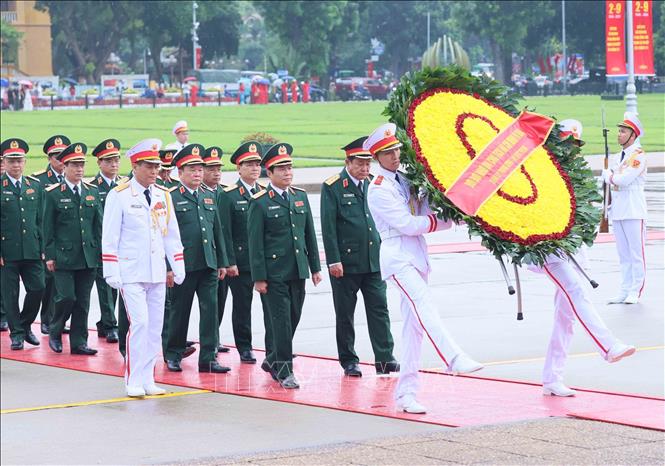 Đoàn đại biểu Quân uỷ Trung ương - Bộ Quốc phòng vào Lăng viếng Chủ tịch Hồ Chí Minh. Ảnh: An Đăng/TTXVN