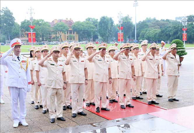 Đoàn đại biểu Đảng uỷ Công an Trung ương - Bộ Công an thành kính tưởng nhớ Chủ tịch Hồ Chí Minh. Ảnh: An Đăng/TTXVN