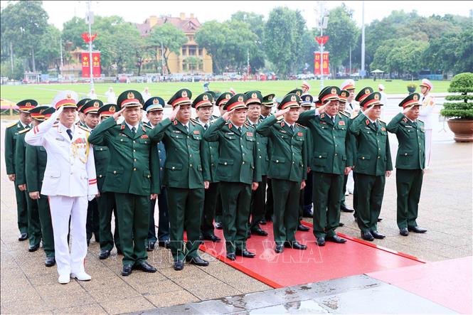 Đoàn đại biểu Quân uỷ Trung ương - Bộ Quốc phòng thành kính tưởng nhớ Chủ tịch Hồ Chí Minh. Ảnh: An Đăng/TTXVN